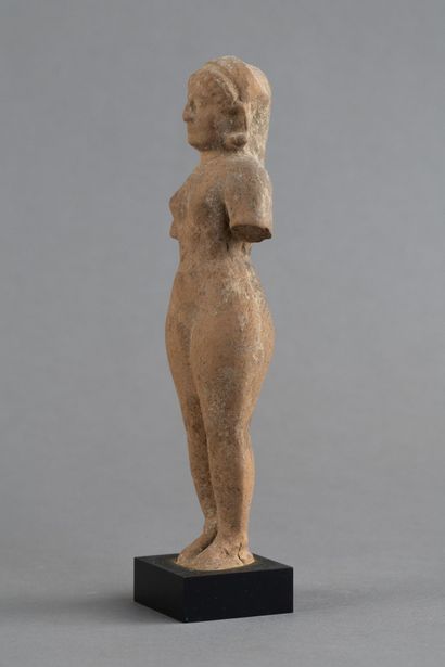 Statuette féminine. Terre cuite.
Art romain....