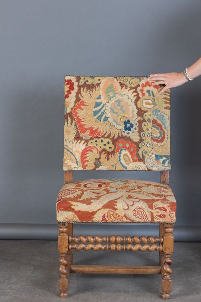 Oak chair with twisted front legs and crossbar
Louis...