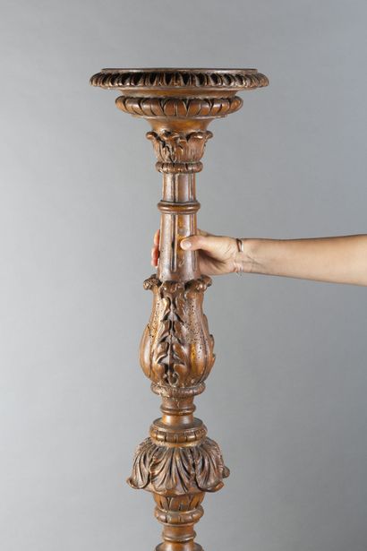 Torchère en bois sculpté de feuillage et...