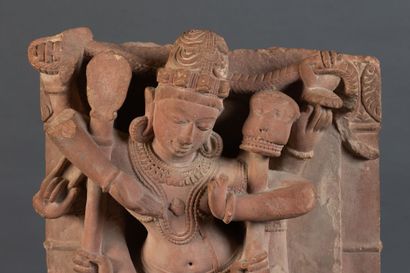INDE - XXe siècle
Grande stèle en grès rose...