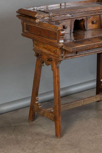 Bureau de changeur en noyer, dessus brisé,...