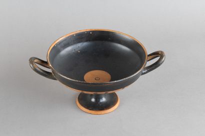 Coupe à figures noires. Sphynx entre deux...