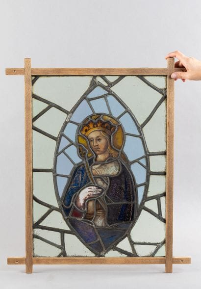 Vitrail en couleurs figurant Saint-Louis...