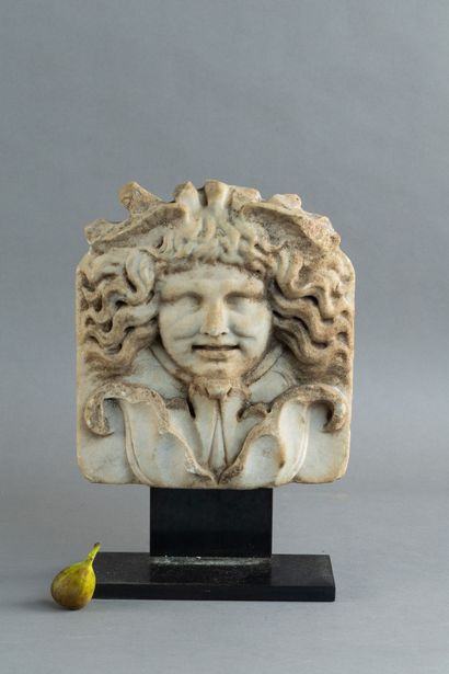 Relief fragmentaire orné d’un masque de Méduse....