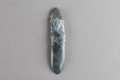 Anthropomorphic axe pendant. Green stone...