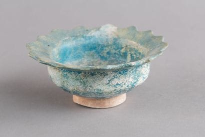 Small bowl with scalloped edges, made of...