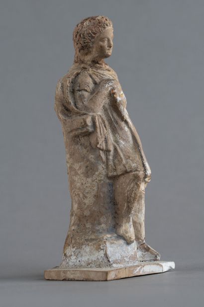 Statuette jeune homme debout tenant une bourse....