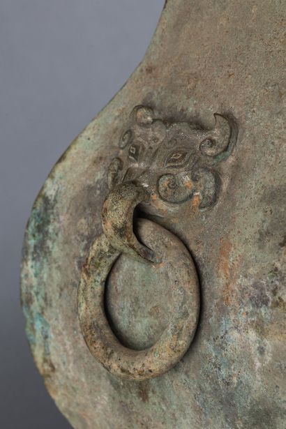 CHINE - STYLE HAN
Vase de forme 'fanghu'...