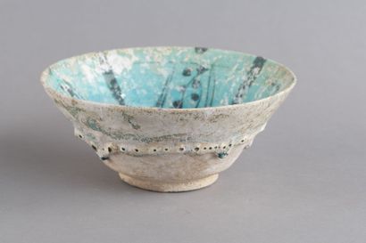 Ceramic cup with a four-part radiating black...