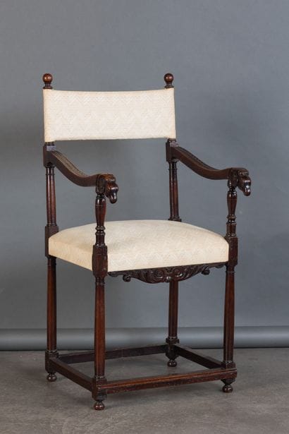 Fauteuil en noyer, dossier à bandeau, bouts...
