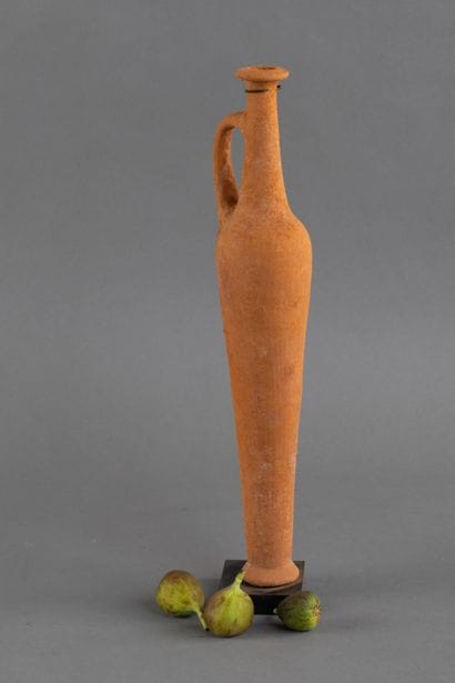 Vase fusiforme en terre cuite orangée. 
Art...