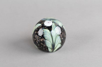 Boule presse-papier à motifs de feuillage...
