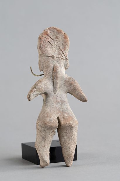 “Pretty Lady” Standing figurine. Beige terracotta....