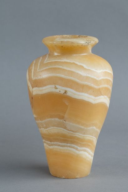 Vase en albâtre rubané. 
Egypte. Basse Epoque.
H....