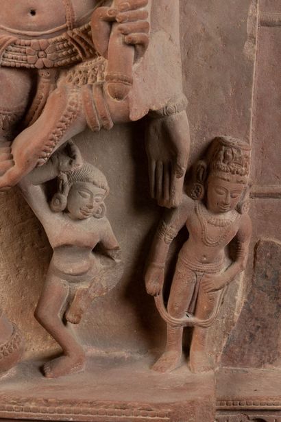 INDE - XXe siècle
Grande stèle en grès rose...