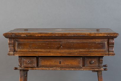 Bureau de changeur en noyer, dessus brisé,...