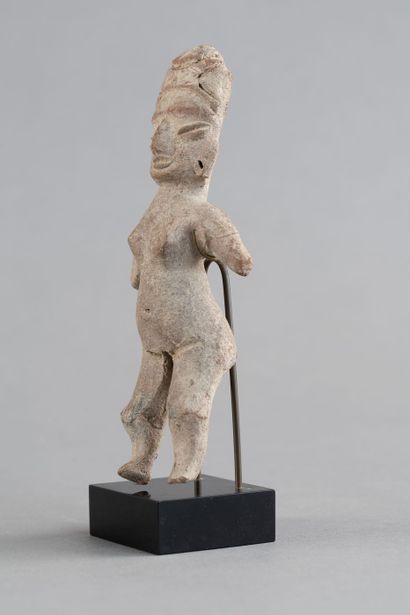 “Pretty Lady” Standing figurine. Beige terracotta....