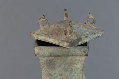 CHINE - STYLE HAN
Vase de forme 'fanghu'...