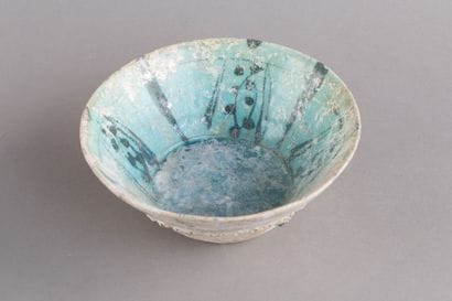 Ceramic cup with a four-part radiating black...