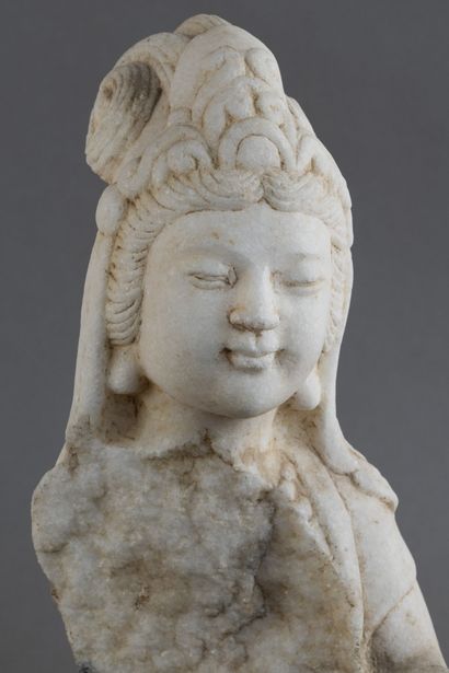 CHINE - XXe siècle
Buste de Guanyin en marbre...