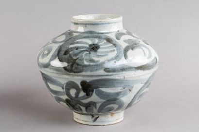 CHINE - Dynastie MING (1368 - 1644)
Pot balustre...