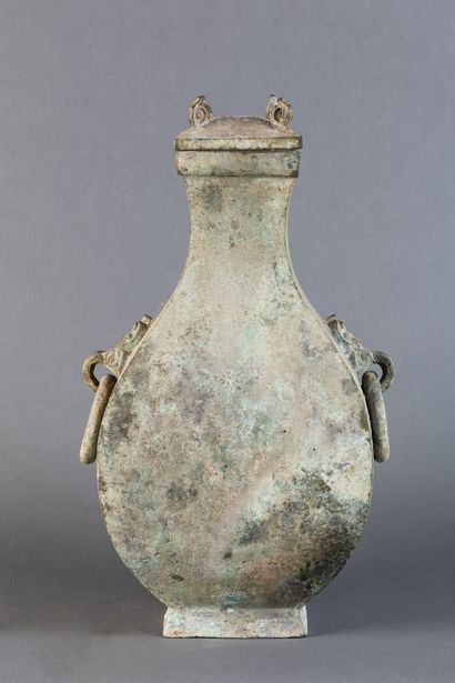 CHINE - STYLE HAN
Vase de forme 'fanghu'...
