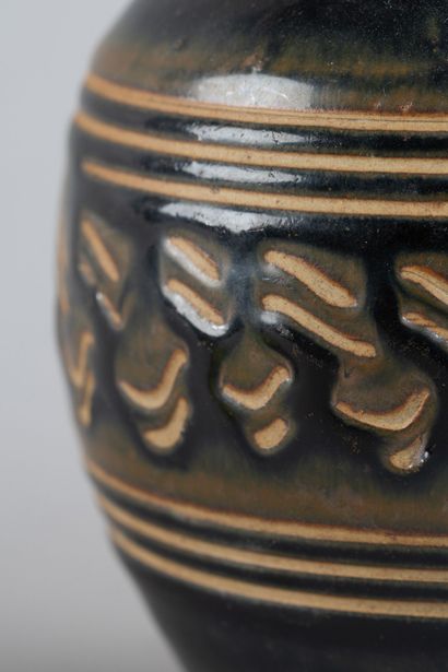 CHINE - XXe siècle
Pot en grès émaillé bleu...