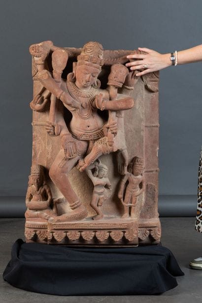 INDE - XXe siècle
Grande stèle en grès rose...