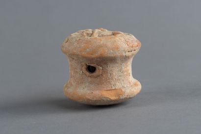 Bobine ornée d’un cavalier en relief. Terre...