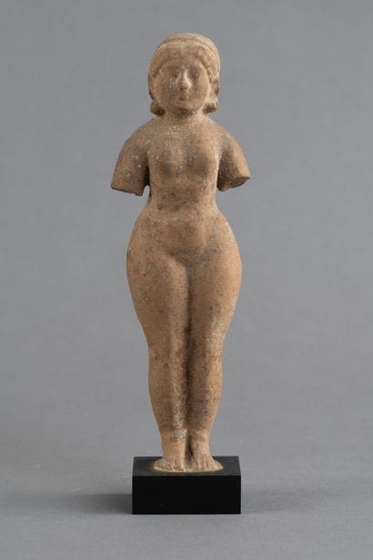 Statuette féminine. Terre cuite.
Art romain....