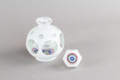 Carafon en verre overlay et intérieur millefiori
XXe...