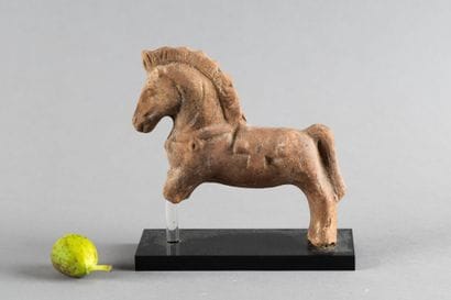 Statuette de cheval harnaché. Terre cuite....