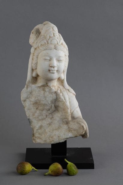CHINE - XXe siècle
Buste de Guanyin en marbre...