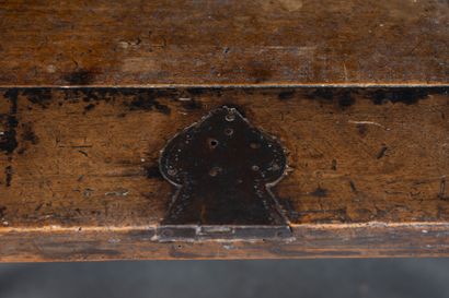 Bureau de changeur en noyer, dessus brisé,...