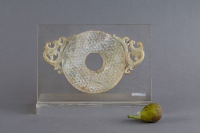 CHINE - XXe siècle
Disque 'bi' en jade (néphrite)...