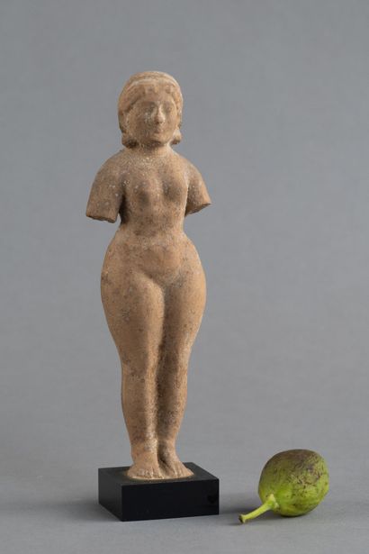 Statuette féminine. Terre cuite.
Art romain....