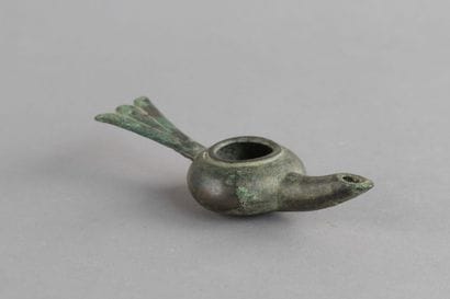 Bronze oil lamp with a long spout and a trilobed,...