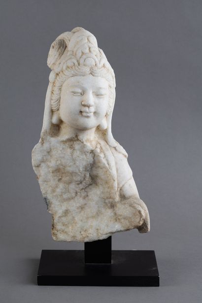 CHINE - XXe siècle
Buste de Guanyin en marbre...