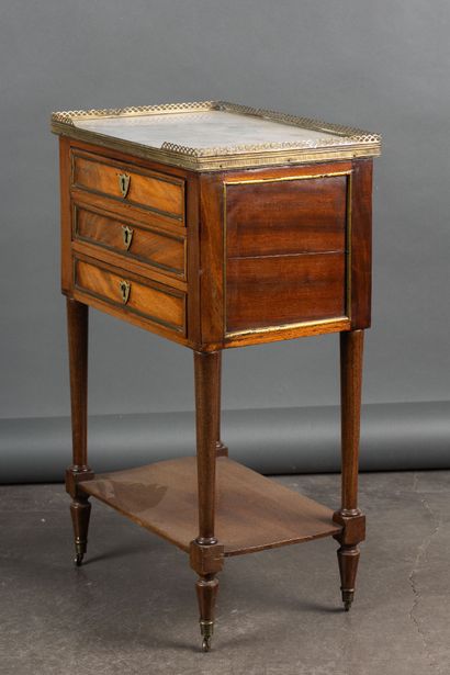 Mahogany chest of drawers with brass moldings,...