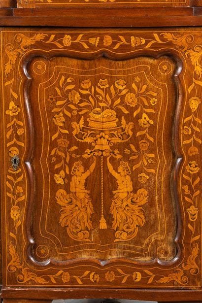 Corner piece with marquetry depicting flowers,...