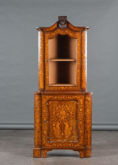 Corner piece with marquetry depicting flowers,...