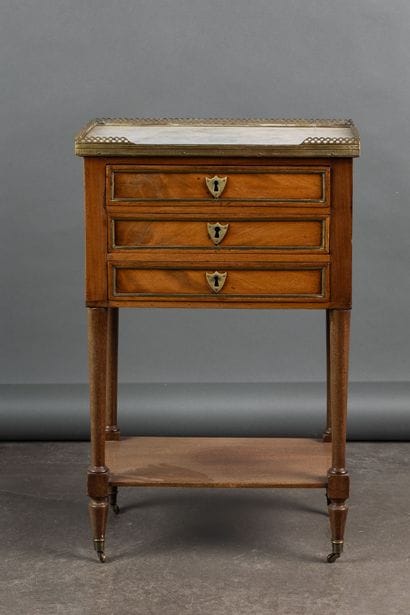 Mahogany chest of drawers with brass moldings,...