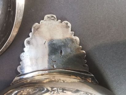 ECUELLE COUVERTE en argent (950). 
CHALON-SUR-SAONE,...