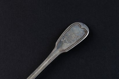 CUILLER SAUPOUDREUSE en argent (950).
PARIS,...