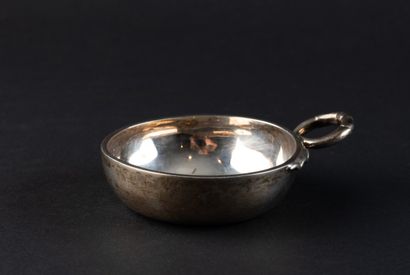 TASSE A VIN en argent (950). 
PROVINCE, XVIIIe...