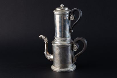 CAFETIERE A FILTRE en argent (950).
PARIS,...
