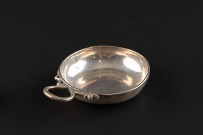 TASSE A VIN en argent (950). 
NANTES, orfèvre...