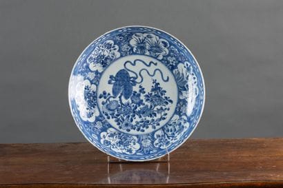 CHINE
Grand plat rond creux en porcelaine...