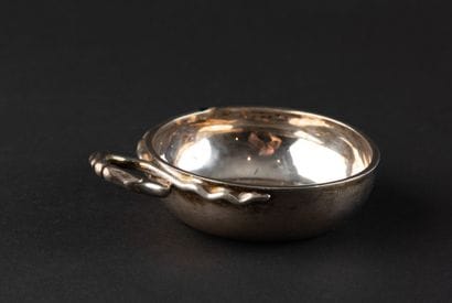 TASSE A VIN en argent (950). 
PROVINCE, XVIIIe...