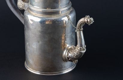 CAFETIERE A FILTRE en argent (950).
PARIS,...